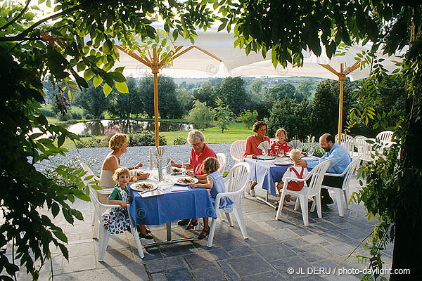 Famille au restaurant - Family in restaurant